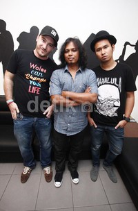Tentunya bukan masalah pasar yang membuat musik mereka lebih terdengar ringan.