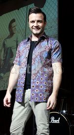 Shane eks Westlife Tampil Berbatik