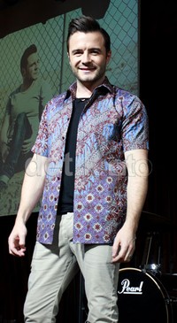 Mantan personel boyband yang sudah bubar pada 2012 silam itu mengenakan kemeja batik bernuansa merah marun dan biru. Asep/detikHOT.