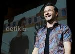 Shane eks Westlife Tampil Berbatik