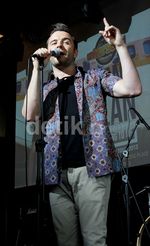 Shane eks Westlife Tampil Berbatik