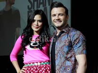 Raisa ikut berpose bersama Shane. Asep/detikHOT.