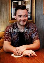 Shane eks Westlife Tampil Berbatik