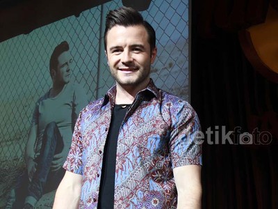 Shane eks Westlife Tampil Berbatik