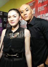 Kita nggak pernah ada status, jalanin aja, ungkap Deddy.