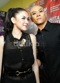 Kita deket itu pacaran atau apalah kita nggak pernah tahu, lanjut Deddy.