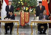 Presiden SBY dan Presiden China Xi Jinping menyaksikan penandatanganan kerjasama. (Setpres).