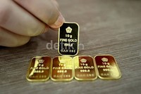 Penurunan tersebut membuat harga emas batangan Logam Mulia pecahan 1 gram bergerak, dari Rp 538.000/gram kemarin menjadi Rp 530.000/gram hari ini.