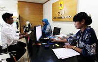 Dua orang pegawai PLN melayani pelanggan. Agus Trimukti/Humas PLN.