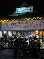 Empal Penjet dan Es Tipis di Restoran a la Rumah Joglo
