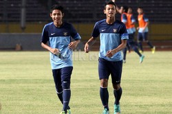 Evan Dimas (kiri) berlatih bersama rekan-rekannya di Stadion Utama GBK Senayan, Jakarta.