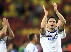 Frank Lampard cs merayakan kemenangan mereka. REUTERS/Radu Sigheti.
