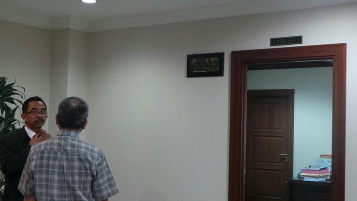 Akil Mochtar Ditangkap, Hakim MK Gelar Rapat