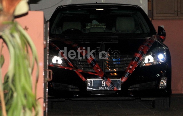Mobil RI 9 yang Disegel KPK Masih di Rumah Akil Mochtar