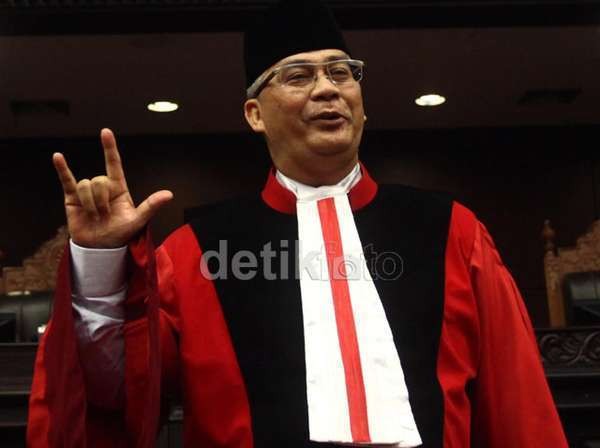 Ketua MK Akil Mochtar Jadi Tersangka, Ruhut Menangis