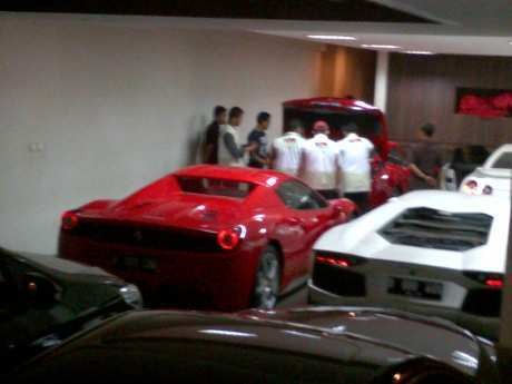 Ini Deretan Mobil Super Mewah di Rumah Adik Gubernur Atut