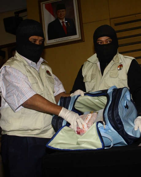 Uang Miliaran Untuk Akil Mochtar, DP Atau Commitment Fee?