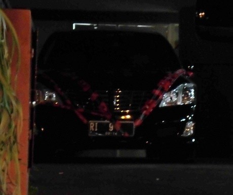  Mobil Dinas Akil Mochtar RI 9 Dipasangi Garis KPK 