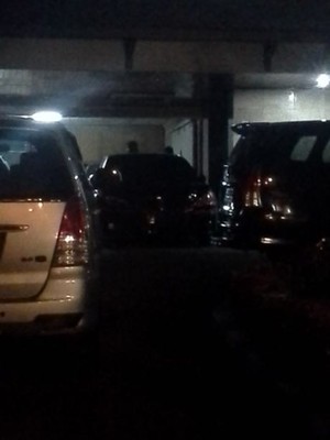 KPK Segel Mobil Camry di Rumah Akil Mochtar