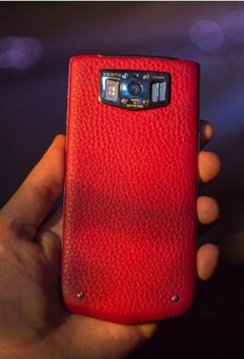 Handset ini hadir dengan beragam warna, yakni cappuccino, hitam, orange, mocha dan raspberry. (kredit foto: cnet)