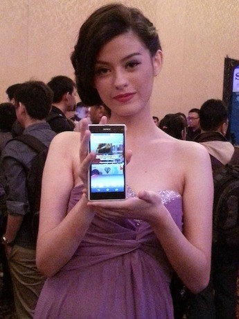 Menemani Snapdragon 800, Xperia Z1 juga mengandalkan kapasitas RAM sebesar 2GB dan memori internal sebesar 16GB yang bisa diekspansi lewat Micro SD hingga 64GB.