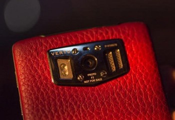 Kameranya berkekuatan 8 megapixel dan kamera depan 1,3 megapixel. (kredit foto: cnet)