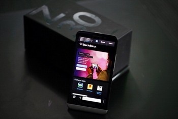 BlackBerry Z30 mempunyai spesifikasi tertinggi dibandingkan handset BlackBerry model lain. Ini adalah phablet pertama BlackBerry dengan luas layar 5 inch. (kredit foto: getty images)