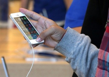 iPhone 5S mengandalkan fitur pemindai sidik jari dan prosesor 64 bit, pertama di arena smartphone. (kredit foto: getty images)
