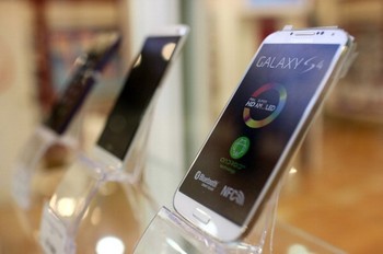 Galaxy S4 masih termasuk ponsel Android terbaik saat ini. Berbagai teknologi disematkan Samsung, seperti Air Gesture yang bisa mengendalikan ponsel tanpa sentuhan jari. (kredit foto: getty images)