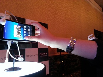     Dengan kelebihan yang ditawarkan, berapa banderolnya di indonesia? Menurut Ika Paramitha, Marketing Manager Sony Indonesia, banderol Xperia Z1 kemungkinan senilai Rp 8,5 juta dan dijual mulai tanggal 21 Oktober 2013 mendatang.