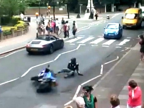 Niat Mau Gaya, Bikers Malah Terlempar dari Motornya