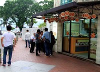 Di Macau, portuguese egg tart sangat populer. Banyak sekali toko-toko yang menjualnya. Tapi yang pertama, dan paling enak katanya di Lord Stows (Herianto/detikTravel)