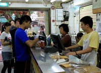Toko tersebut terletak di 1 Rua Tassara, Coloane Town Square, Macau. Saat detikTravel tiba di sana, banyak sekali orang yang antre membeli kue warisan kolonial Portugis itu (Herianto/detikTravel)