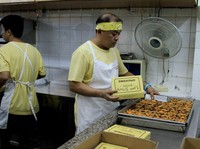 Di toko itu, portuguese egg tart-nya disajikan hangat usai dipanggang dari oven. Kita bahkan bisa melihat langsung proses pembuatannya oleh pegawai toko (Herianto/detikTravel)