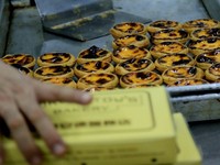 Sayangnya Portuguese egg tart tak bisa dijadikan oleh-oleh ke luar negeri karena tidak bertahan lama. Lebih enak dimakan langsung usai dibeli di sini selagi hangat (Herianto/detikTravel)