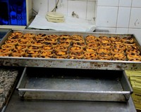 Portuguese egg tart merupakan kue tart telur yang terdiri dari kerak kue di bagian luarnya, dengan custard telur di bagian dalam. Ketika dimakan, Anda akan merasakan sensasi rasa lembut, manis, dan karamel berpadu satu di mulut. Yummy! (Herianto/detikTravel)