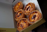 Tak mau menunggu lama, detikTravel pun membeli 2 portuguese egg tart. Harga satuannya MOP 8 atau sekitar Rp 11 ribu. Warna yang coklat keemasan, dan wangi kue tersebut sangat menggoda selera (Herianto/detikTravel)