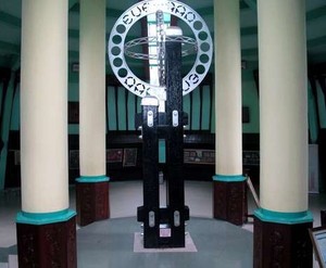 Berdiri Tanpa Bayangan di Tugu Khatulistiwa
