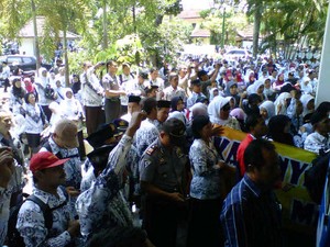 Bawa Ambulans, Ribuan Tenaga Medis dan Guru Geruduk DPRD Bantul