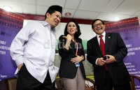 (Kiri ke kanan) anggota Komisi III Fraksi PKS Fahri Hamzah, pakar hukum pidana/pencucian uang Yenti Garnasih, dan Wakil Ketua DPR yang juga Ketua Southeast Asian Parliamentarians Against Corruption (SEAPAC) Pramono Anung menjadi pembicara dalam diskusi tersebut.