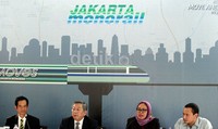 Executive President China Communications Construction Company Ltd (CCCC), Mo Wenhe, didampingi Chief Commissioner PT Jakarta Monorel, dan pendiri PT Jakarta Monorail (JM) Sukmawati Syukur, memperlihatkan replika kereta monorel, di Jakarta, Kamis (03/10/2013).