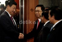 Kehadiran Xi Jinping, disambut langsung oleh Ketua DPR RI Marzuki Alie, Wakil Ketua DPR RI Pramono Anung, serta Priyo Budi Santoso.