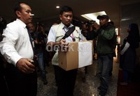Mereka datang dengan membawa sebuah kardus dan dua koper.