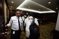Para penyidik KPK langsung masuk ke ruang tamu Ketua MK Akil Mochtar.