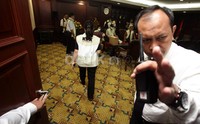 Penggeledahan mendapat penjagaan ketat dari petugas keamanan.