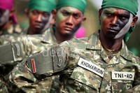 Sebanyak 600 anggota TNI gabungan ikut serta dalam atraksi ini.