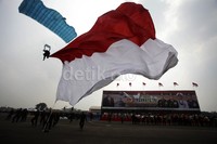 Tak hanya itu, atraksi menegangkan terjun payung free fall juga diperagakan dalam acara ini. Sebanyak 100 pasukan gabungan mengikuti aki terjun payung ini. Masing-masing kesatuan membawa bendera seperti bendera raksasa Mabes TNI.