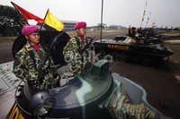 Dalam gladi resik ini seluruh pasukan TNI yang hadir mengikuti simulasi upacara Dirgahayu TNI yang disaksikan langsung Inspektur Upacara Panglima TNI Jenderal Moeldoko.