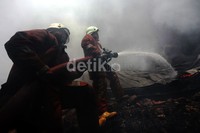 Api melalap pabrik plastik di Jakarta Barat tersebut.