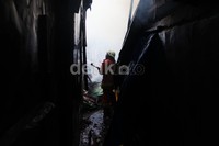 Puluhan rumah di sekitar pabrik juga ikut terbakar.